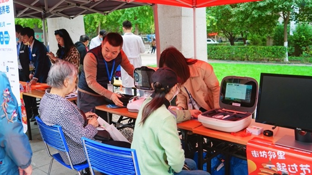 悅享數(shù)字走進社區(qū)居家養(yǎng)老服務(wù)，與長者共話金色重陽(圖2)